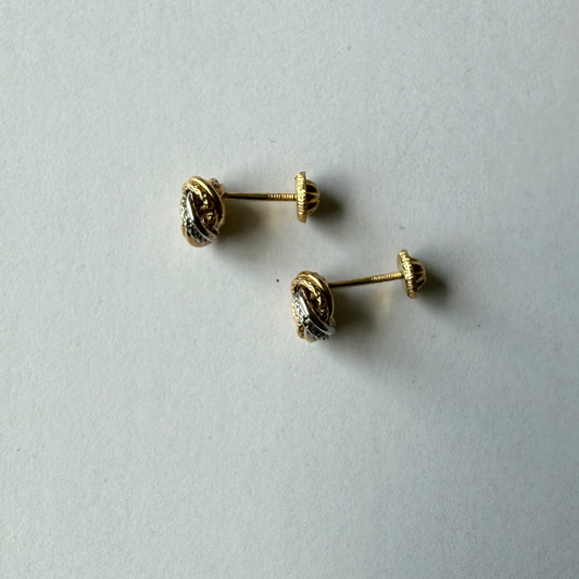 Aretes nudo en tres oros 18k con textura y tope rosca