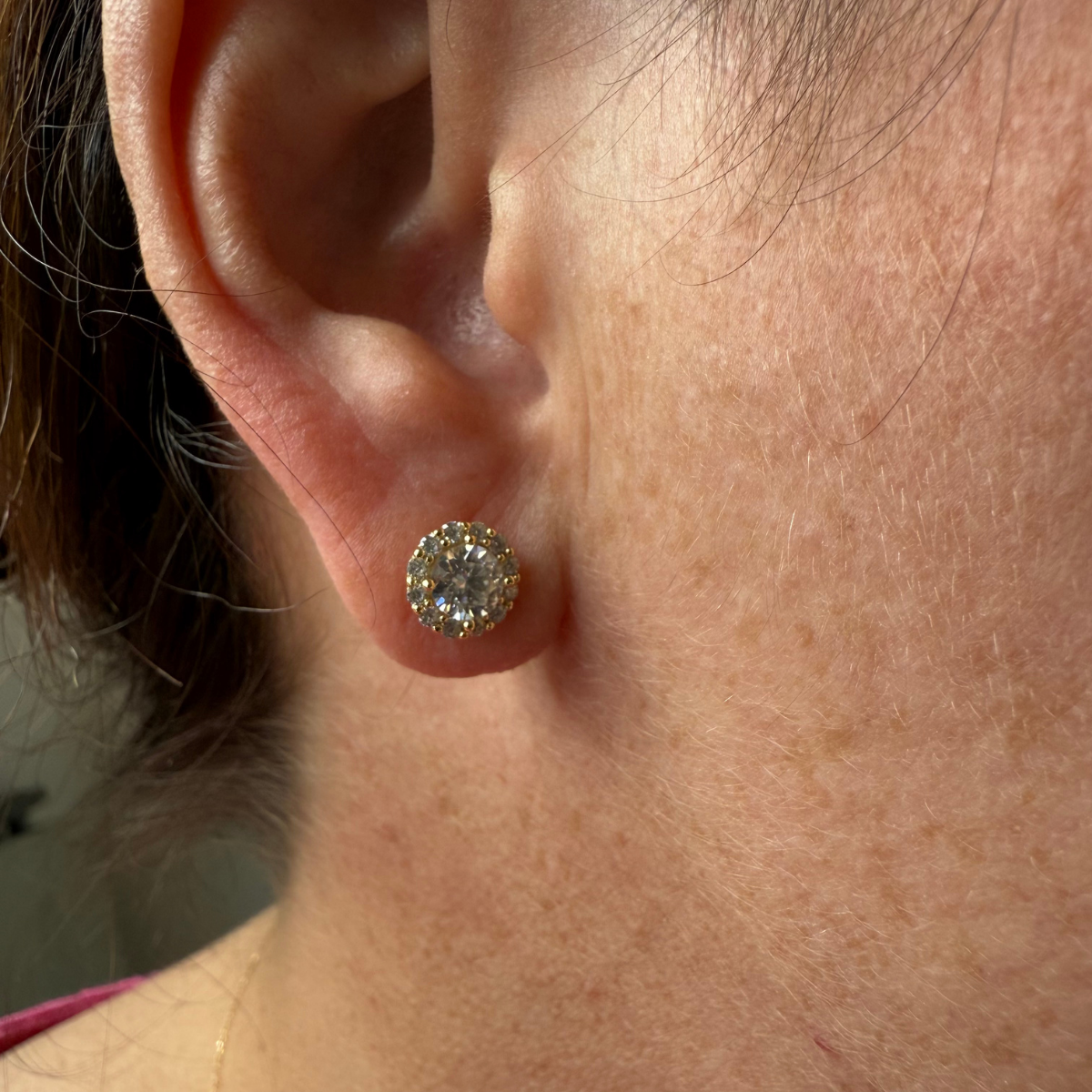 Aretes redondos de moissanita con halo 1.28ctw en plata con baño de oro