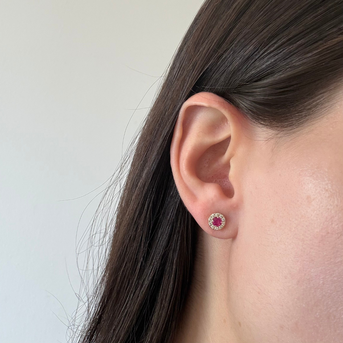 Aretes en oro amarillo 14K con rubí redondo y halo de diamantes 0.20ctw