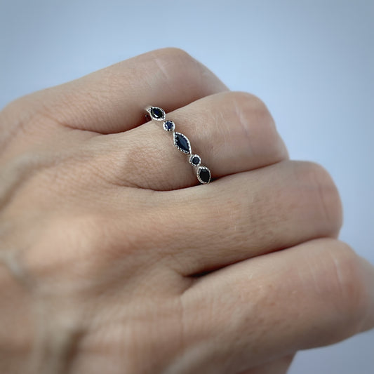 Anillo en oro blanco 10k con zafiros, marquesas y redondas