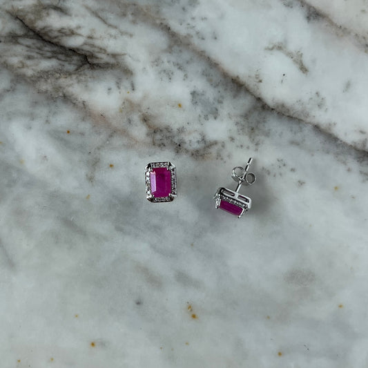 Aretes en oro blanco 10k con rubí corte esmeralda y halo de diamantes 0.15ctw