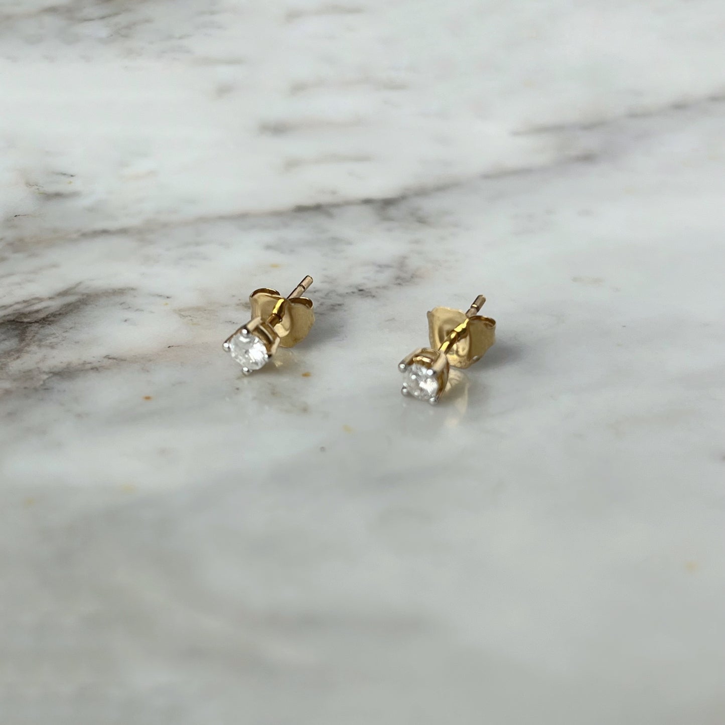 Aretes en oro amarillo 14k con diamante 0.13ctw