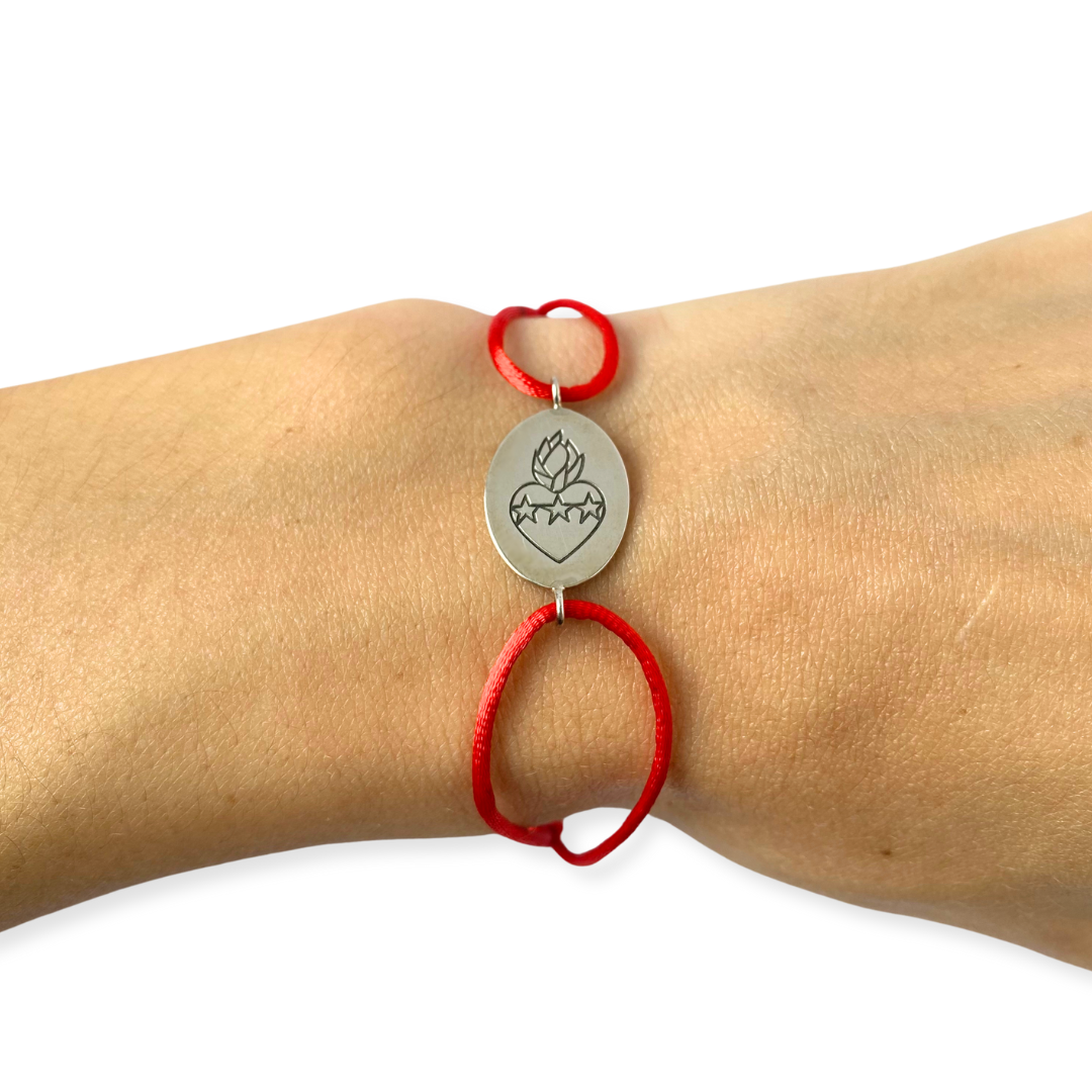 Pulsera de cordón con escapulario ovalado en plata