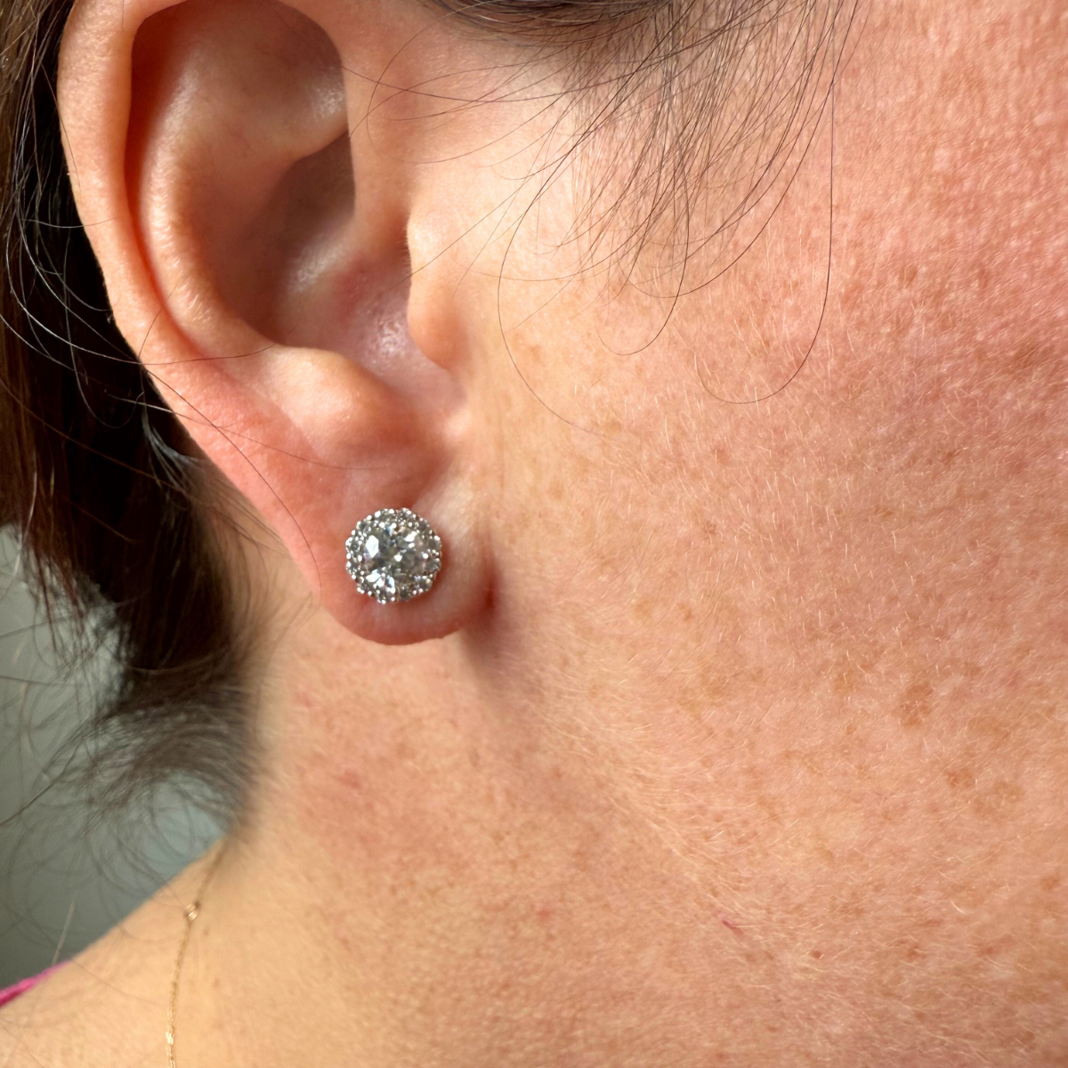 Aretes redondos de moissanita con halo 1.28ctw en plata