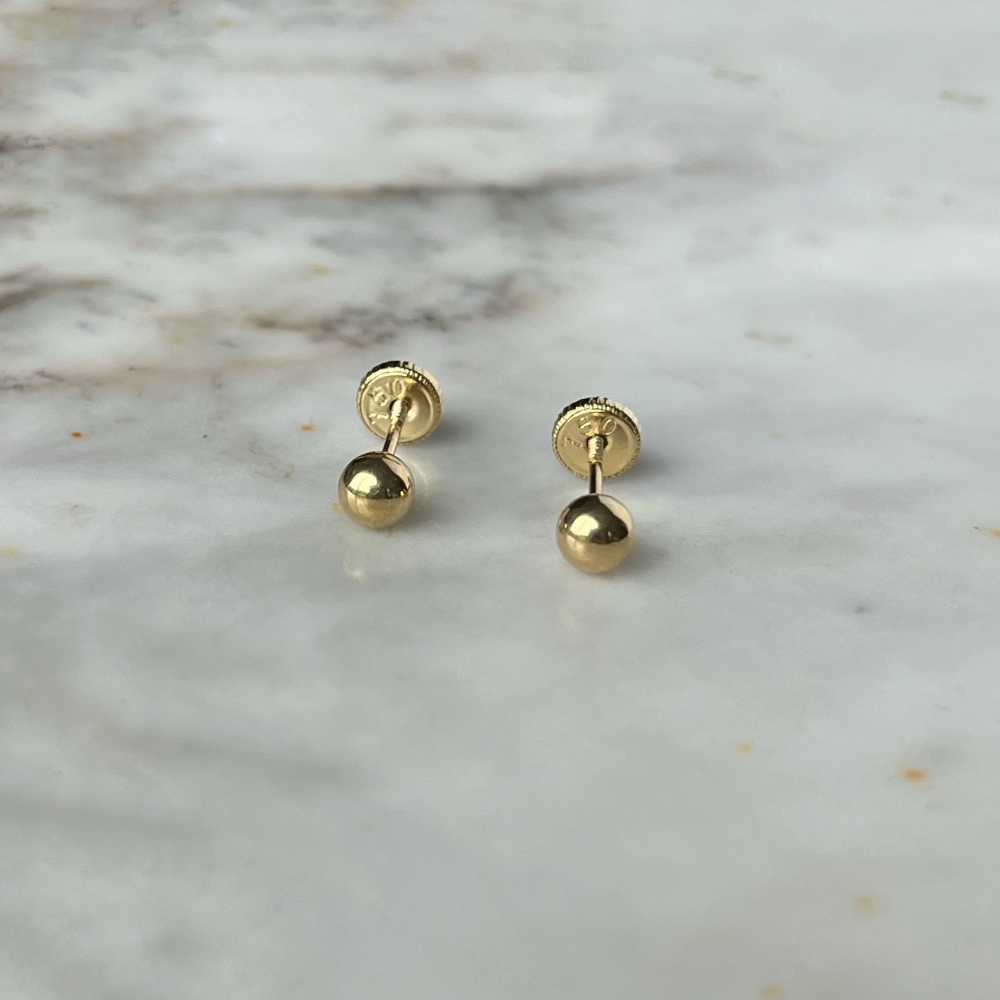 Aretes en oro amarillo 18k bolitas de 4mm con broche rosca