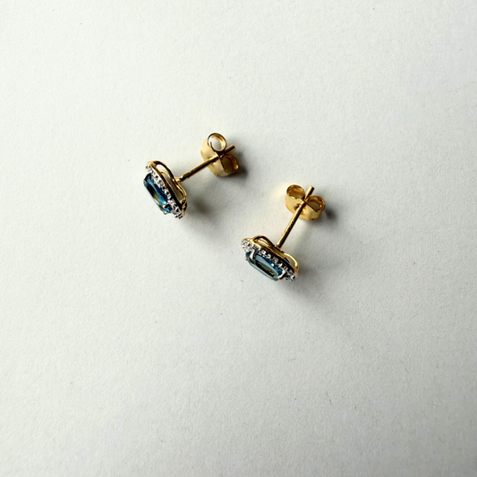 Aretes en oro amarillo 10K con topacio london blue ovalado y halo de diamantes 0.09ctw