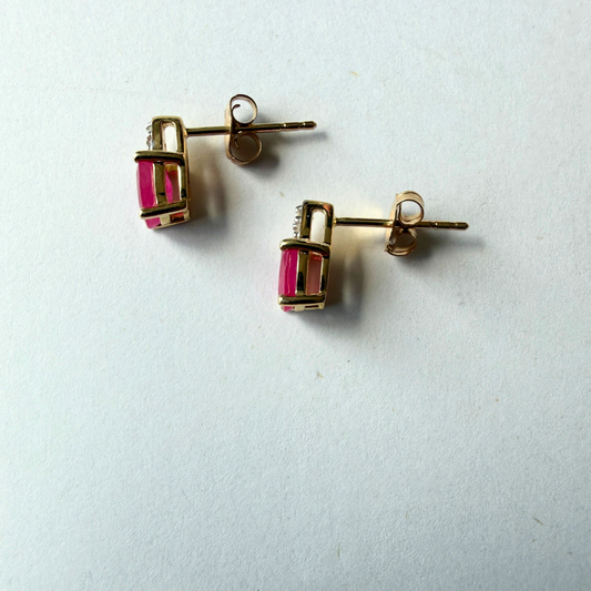 Aretes en oro amarillo 10k con rubí ovalado y 3 diamantes 0.03ctw.