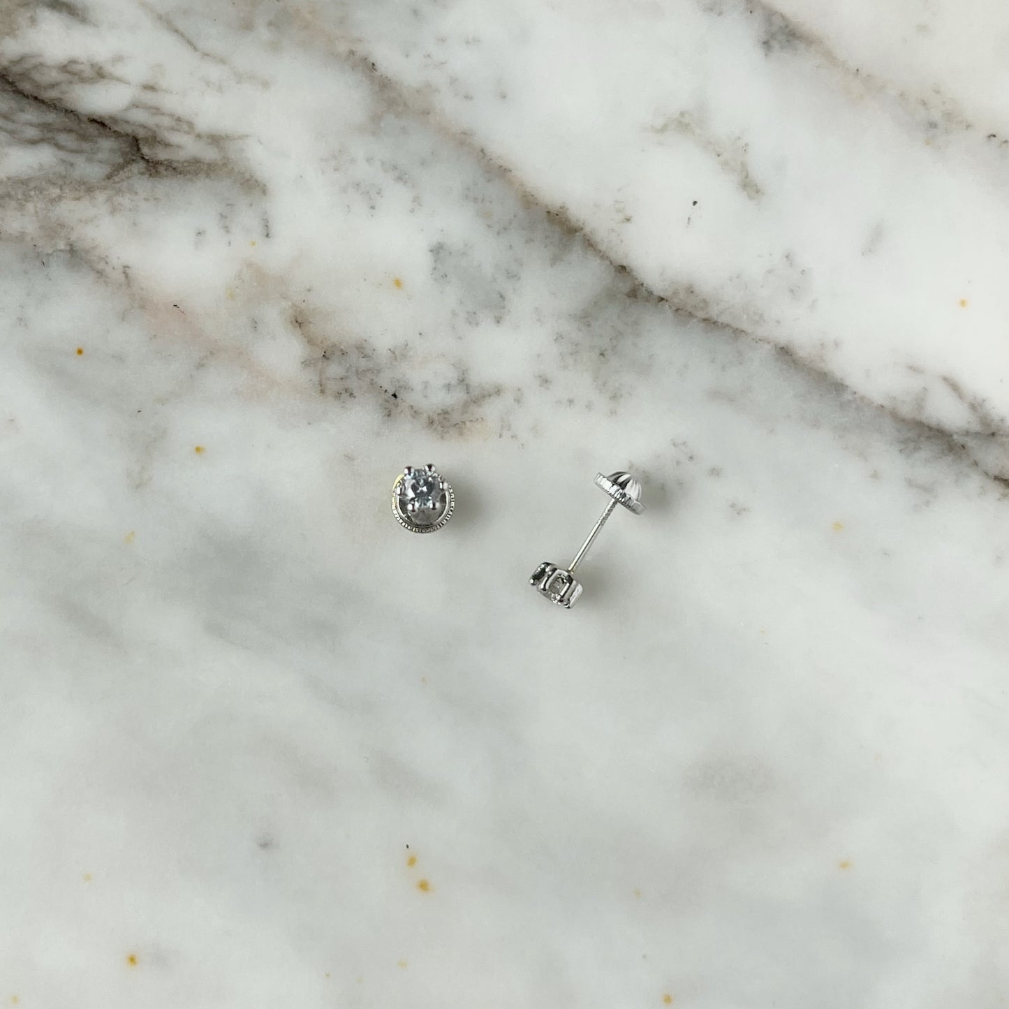 Aretes en oro blanco 14k con circón redondo con broche rosca