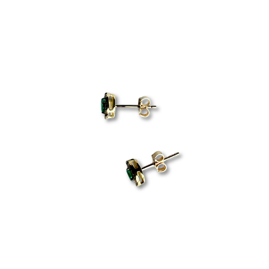 Aretes en oro amarillo 14K con esmeralda redonda y halo de diamantes 0.20ctw