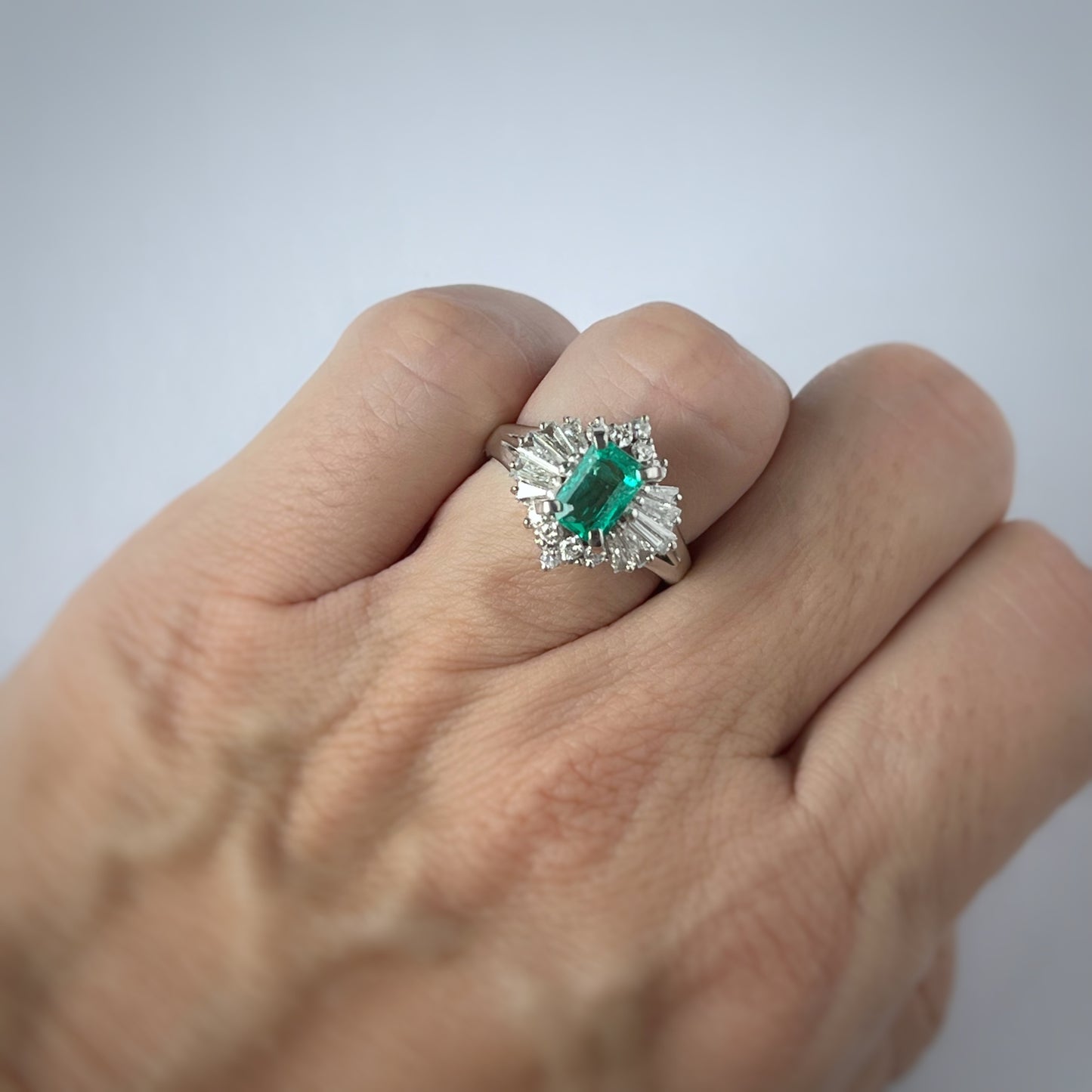 Anillo de platino con esmeralda colombiana 0.81ct y diamantes 0.61ctw (Incluye reporte de GIA)
