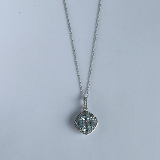 Collar en oro blanco 14k con dije de aquamarinas en forma de flor y borde de diamantes 0.15ctw