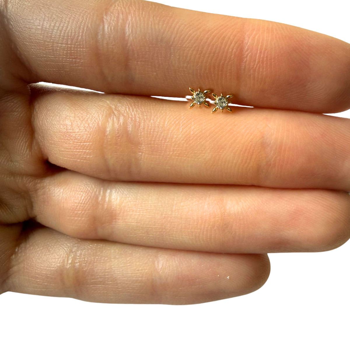 Aretes de estrella de ocho puntas con circonita redonda blanca en el centro en oro amarillo 14k con tope rosca