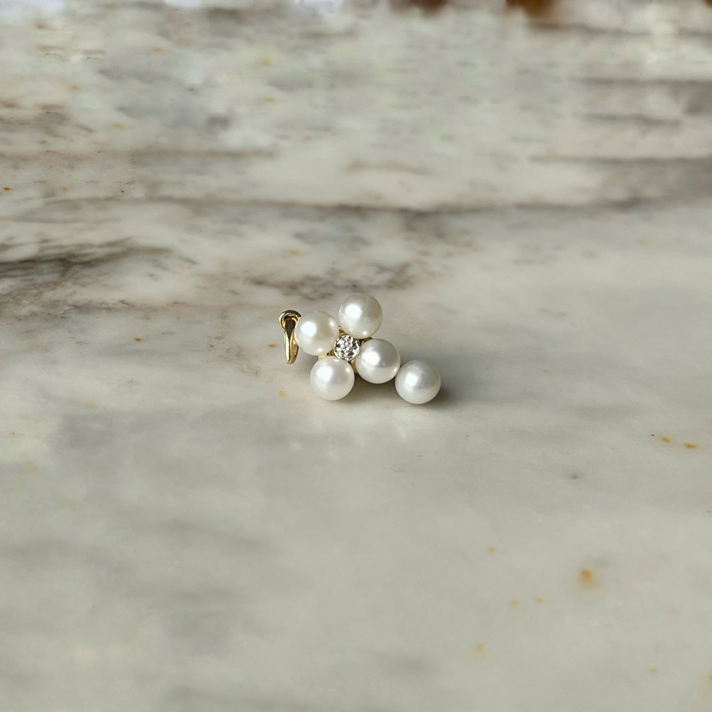 Dije de cruz de perlas con diamante 0.02ctw en oro amarillo 14k