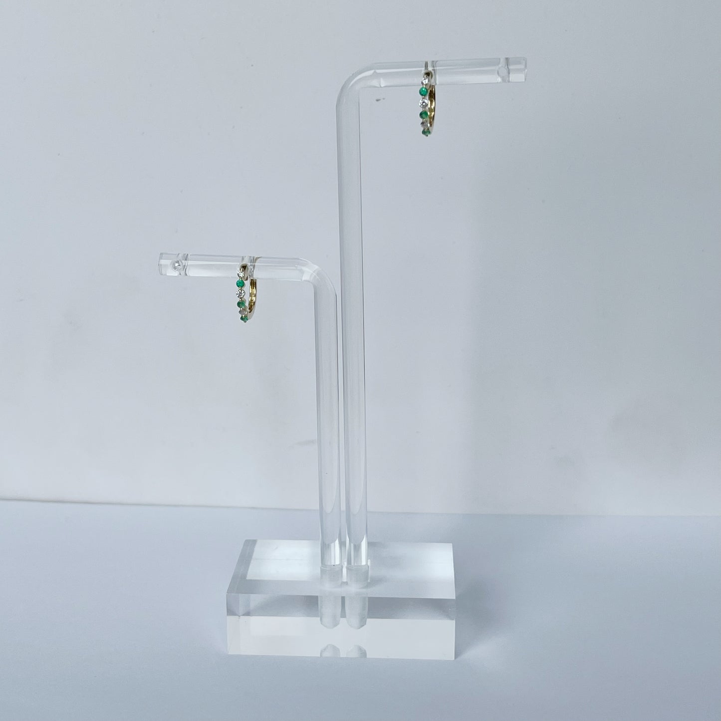 Argollas en oro amarillo 10k con diamantes 0.12ctw y esmeraldas