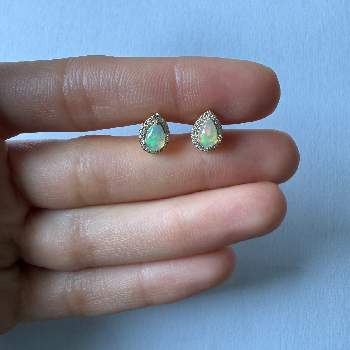 Aretes en oro amarillo 10k con opalos en forma de gota y halo de diamantes 0.18ctw