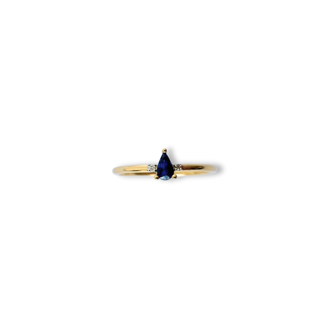 Anillo en oro amarillo 10k con zafiro corte pera y diamantes