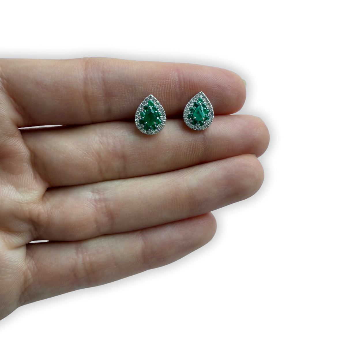 Aretes en forma de gota en oro blanco 14K con esmeraldas 0.43ctw y diamantes 0.20ctw
