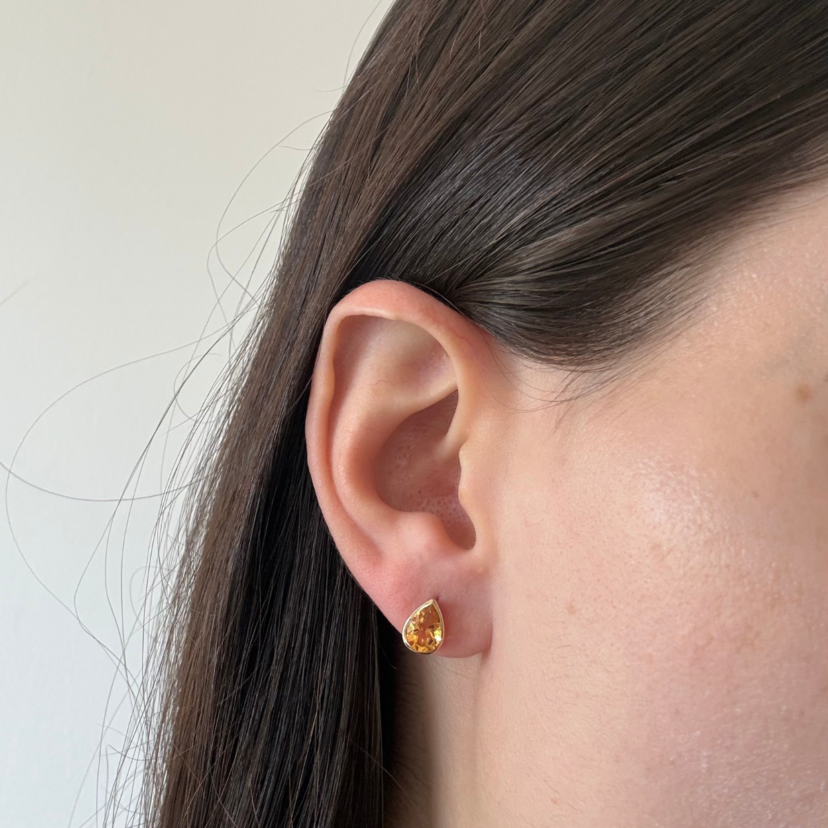 Aretes en oro amarillo 10K con gotas de citrino biselado