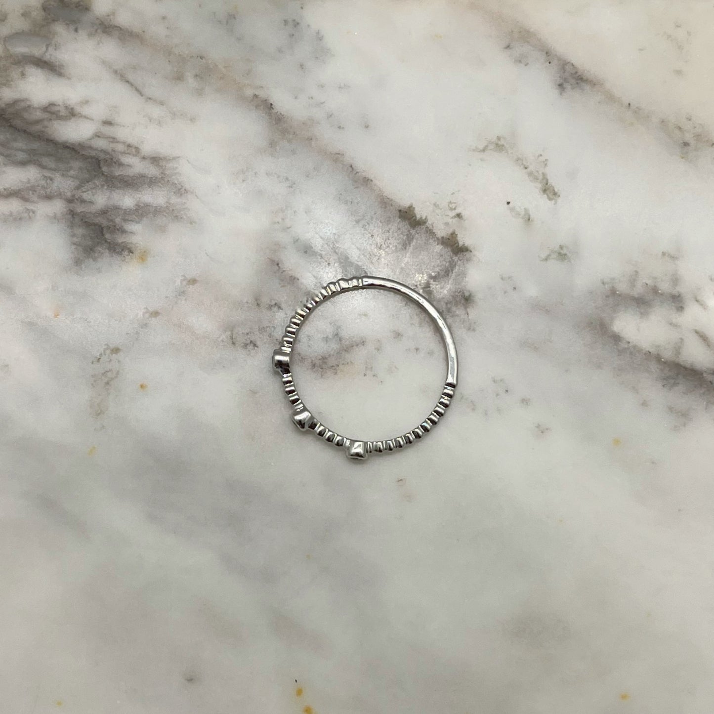 Anillo en oro blanco 14k de bolitas con 3 diamantes