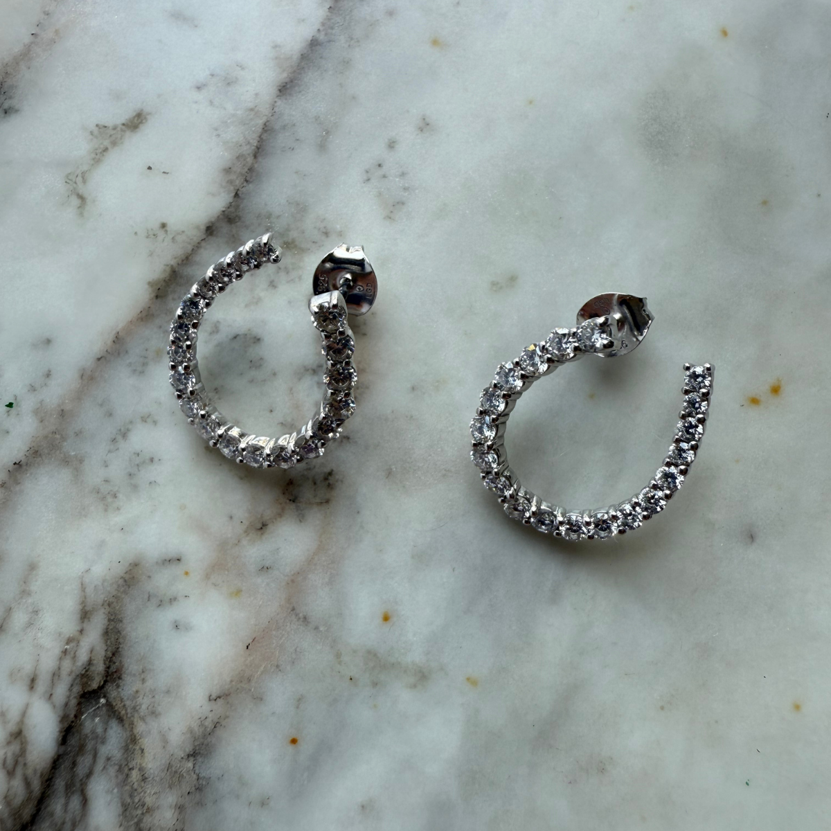 Aretes de diamantes de laboratorio 1.76ctw en forma de U en plata