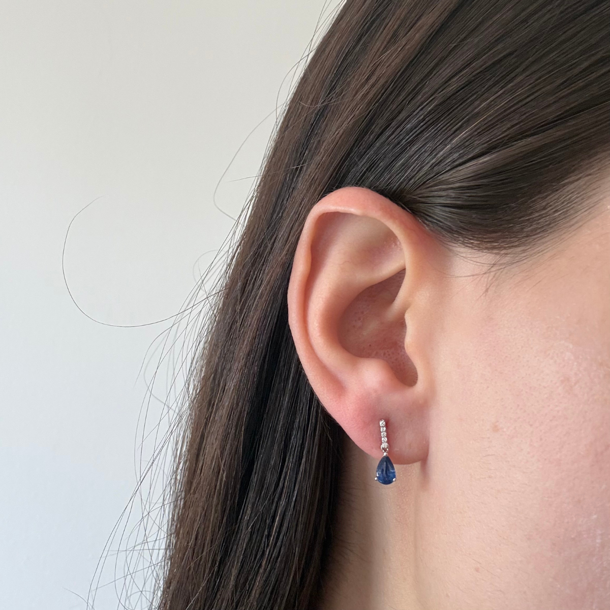 Aretes en oro blanco 10K con gota de zafiro y barrita de diamantes