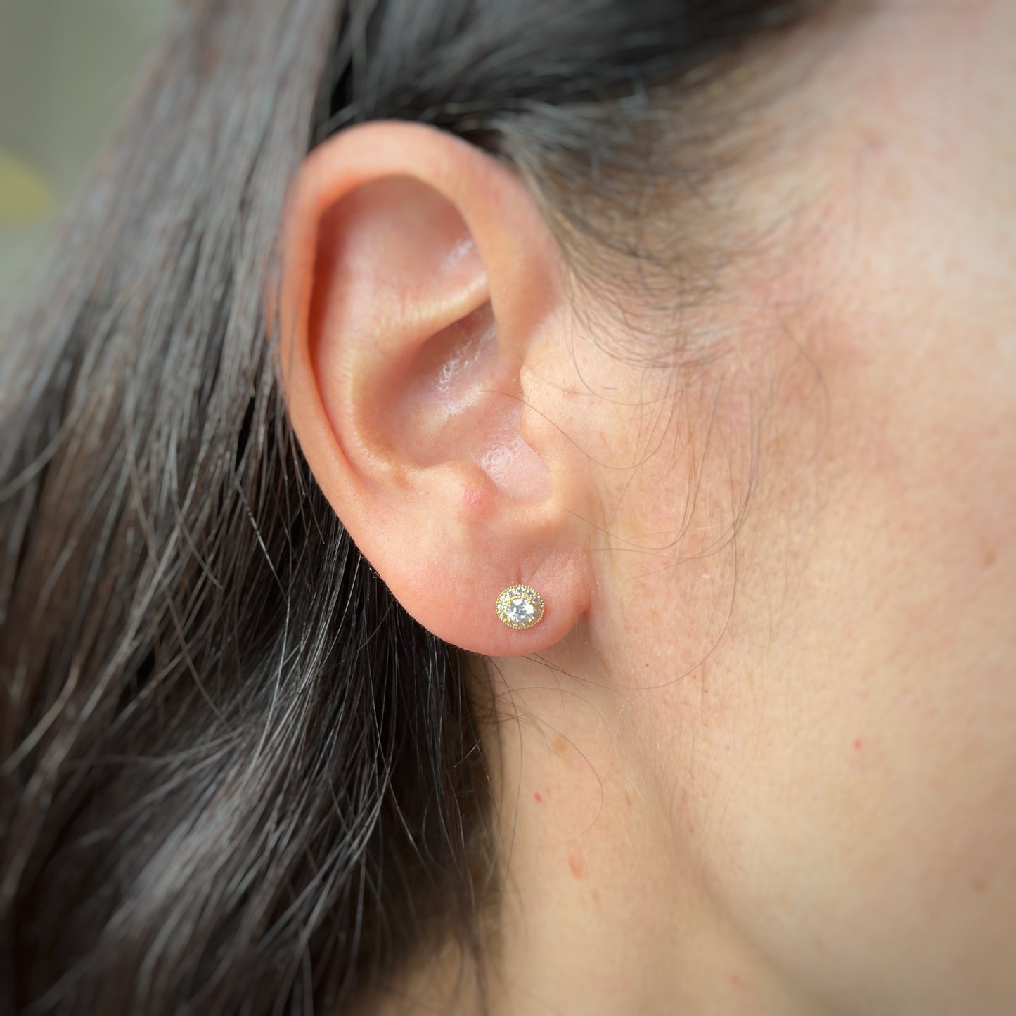 Aretes en oro amarillo 18k circonita blanca con halo de circonitas con broche rosca