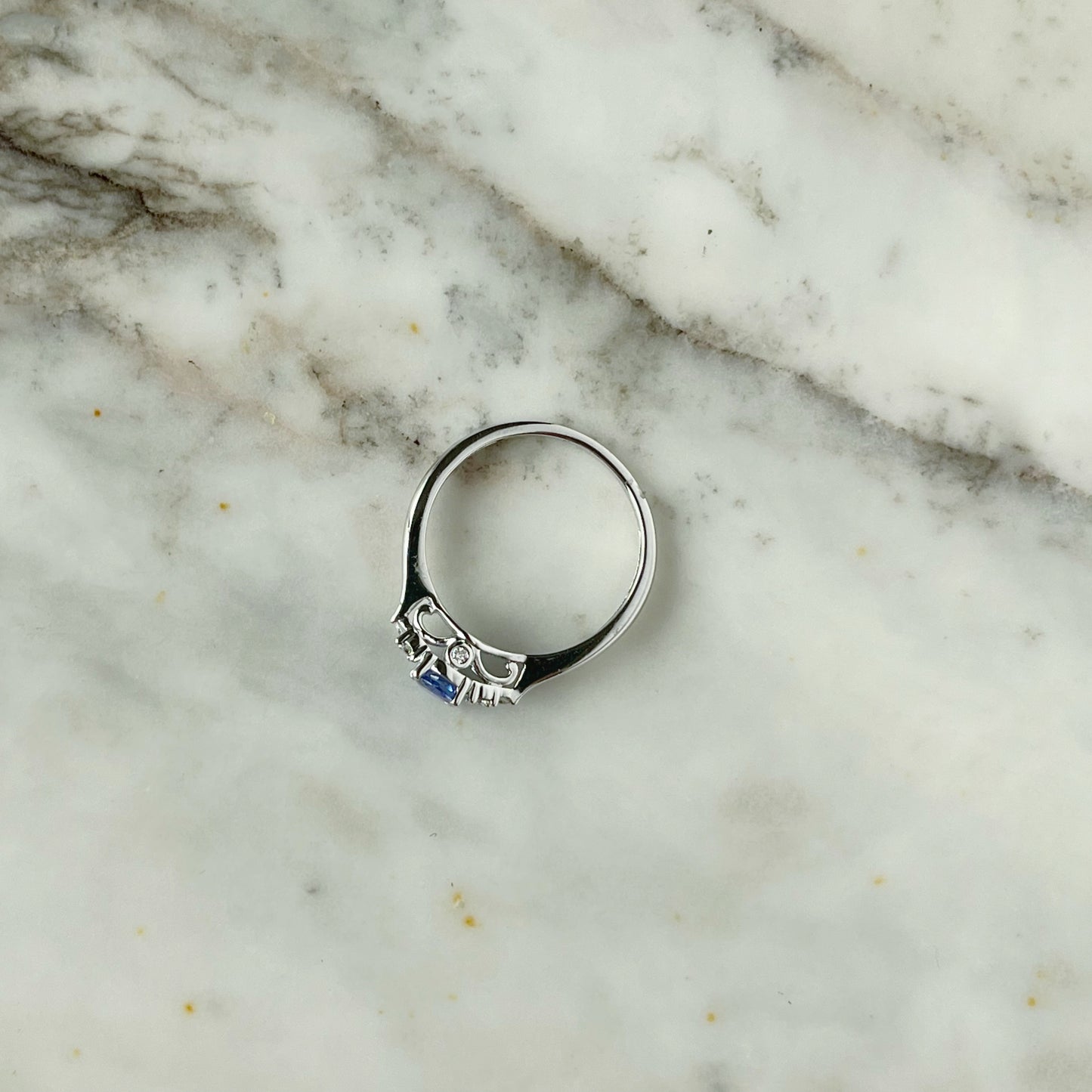 Anillo en oro blanco 10k con tanzanita ovalada y diamantes 0.10ctw