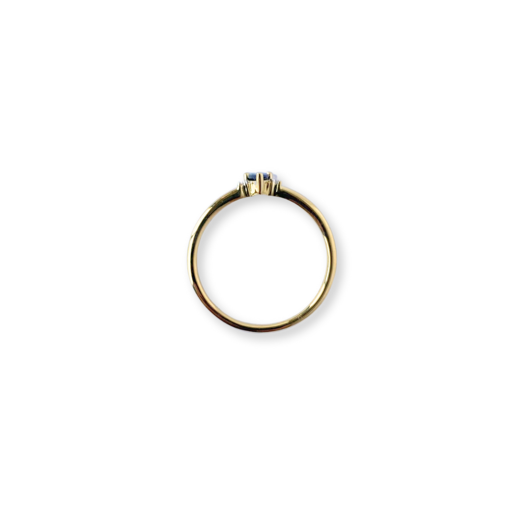 Anillo en oro amarillo 10k con zafiro corte pera y diamantes