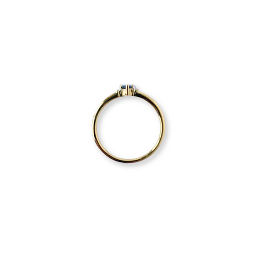 Anillo en oro amarillo 10k con zafiro corte pera y diamantes