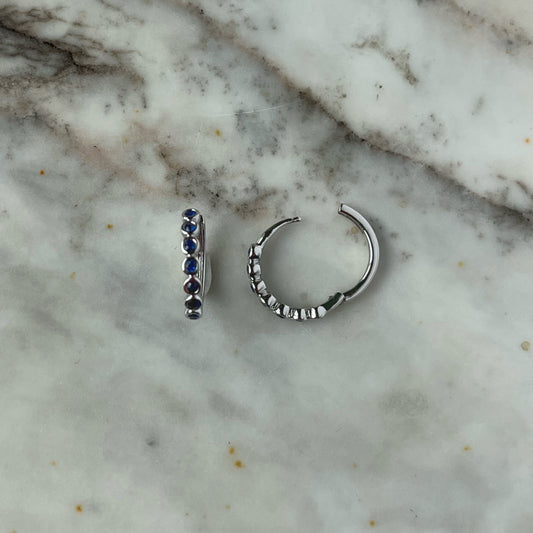 Argollas redondas en oro blanco 10k con zafiros biselados