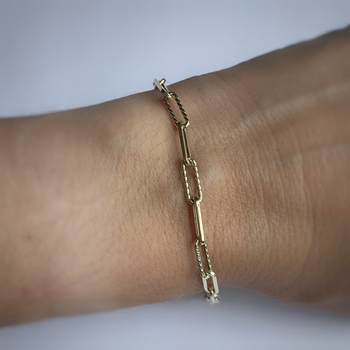 Pulsera paper clip en dos texturas en oro amarillo 14K