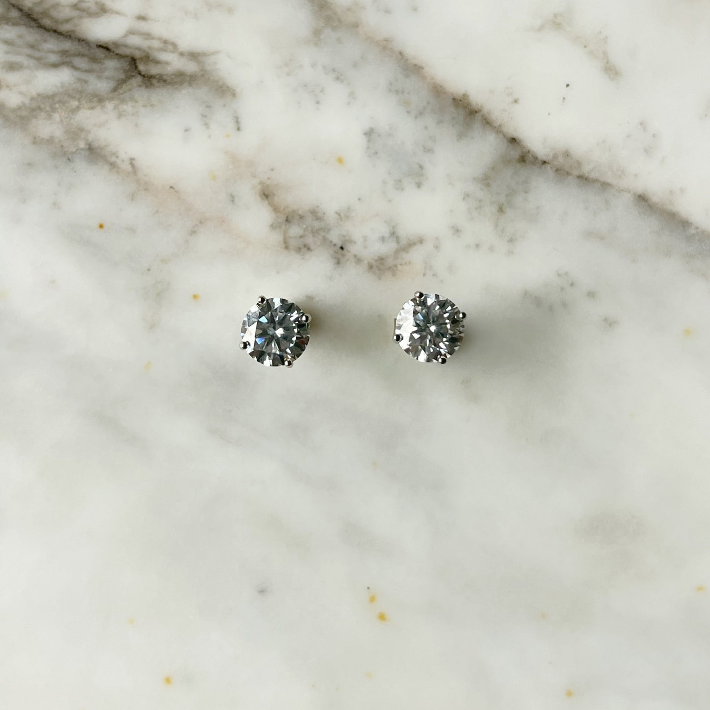 Aretes de plata con moissanita de 2ctw