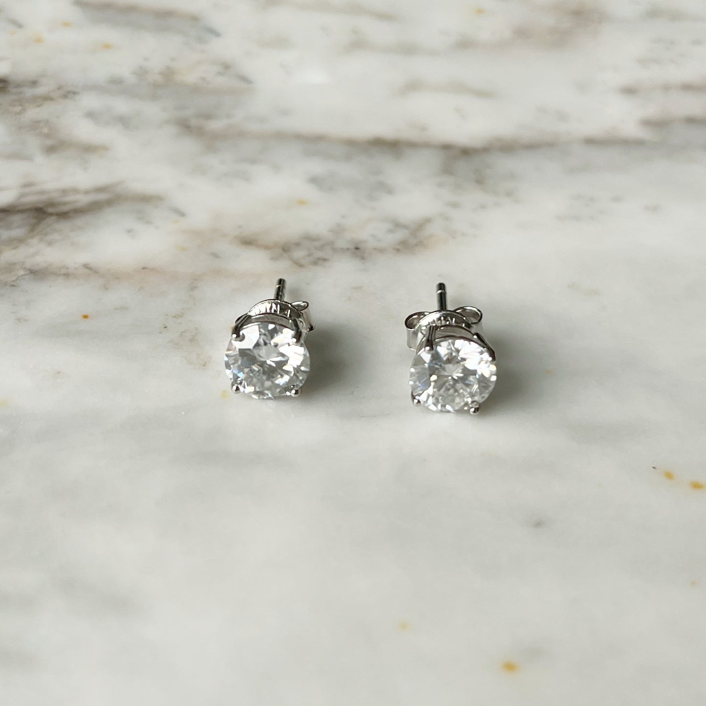 Aretes de plata con moissanita de 2ctw