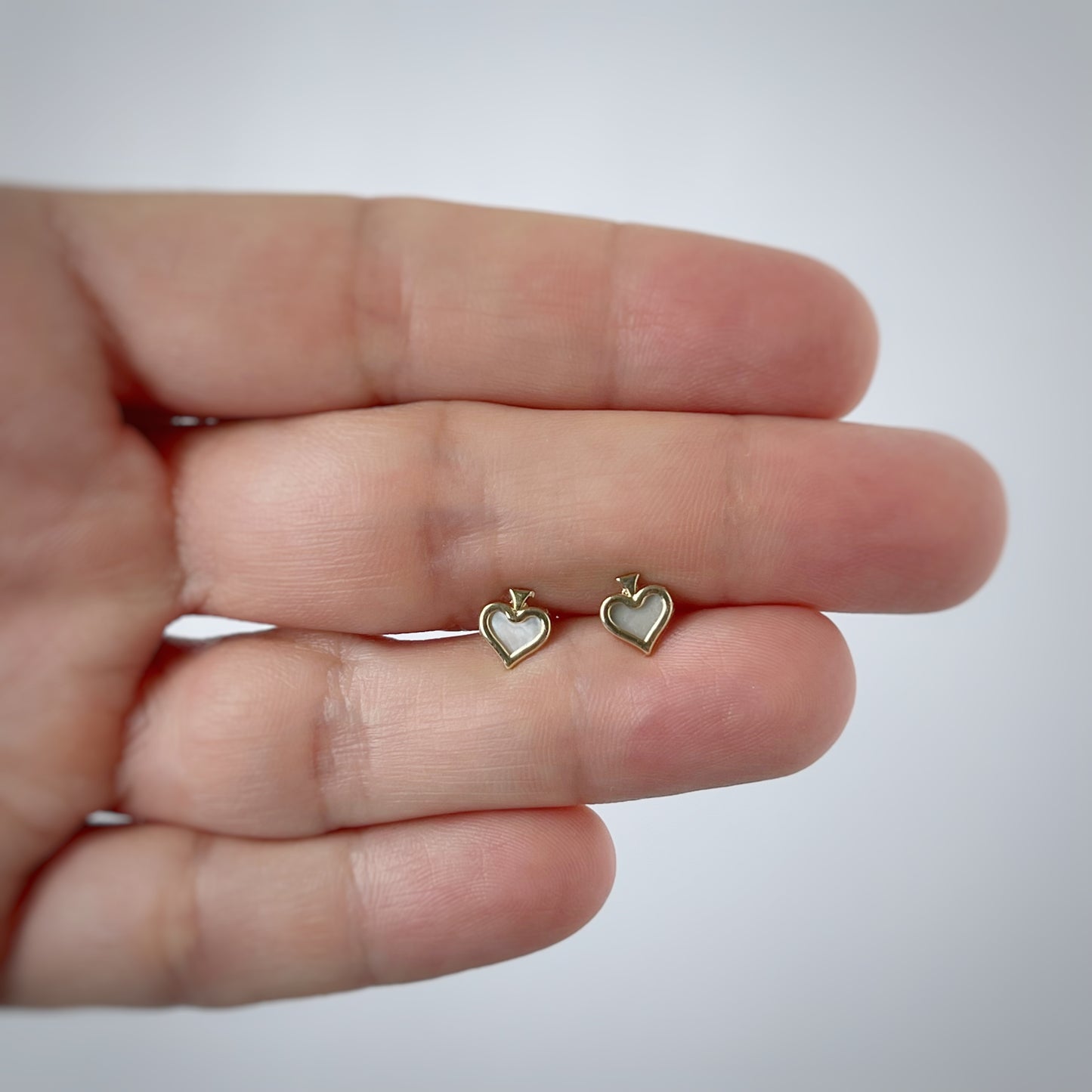 Aretes en oro amarillo de 14k de picas con broche rosca