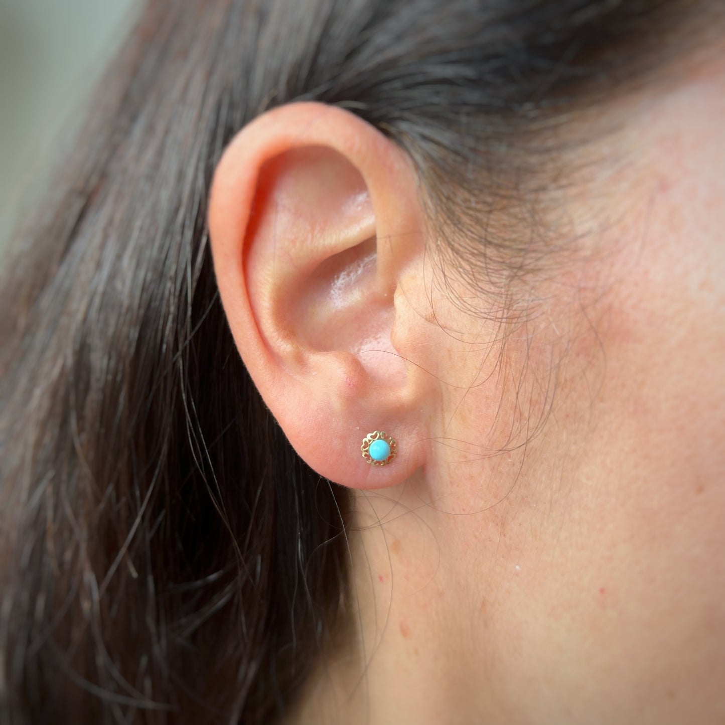 Aretes en oro amarillo 14k con turquesa y con borde de corazones con broche rosca