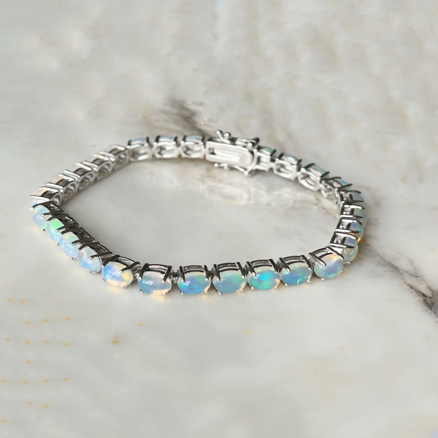 Pulsera de plata con ópalo ovalado