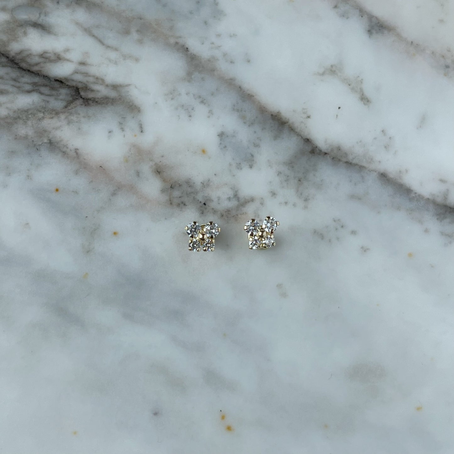 Aretes en oro amarillo 14k con mariposita de circonitas blancas con broche rosca