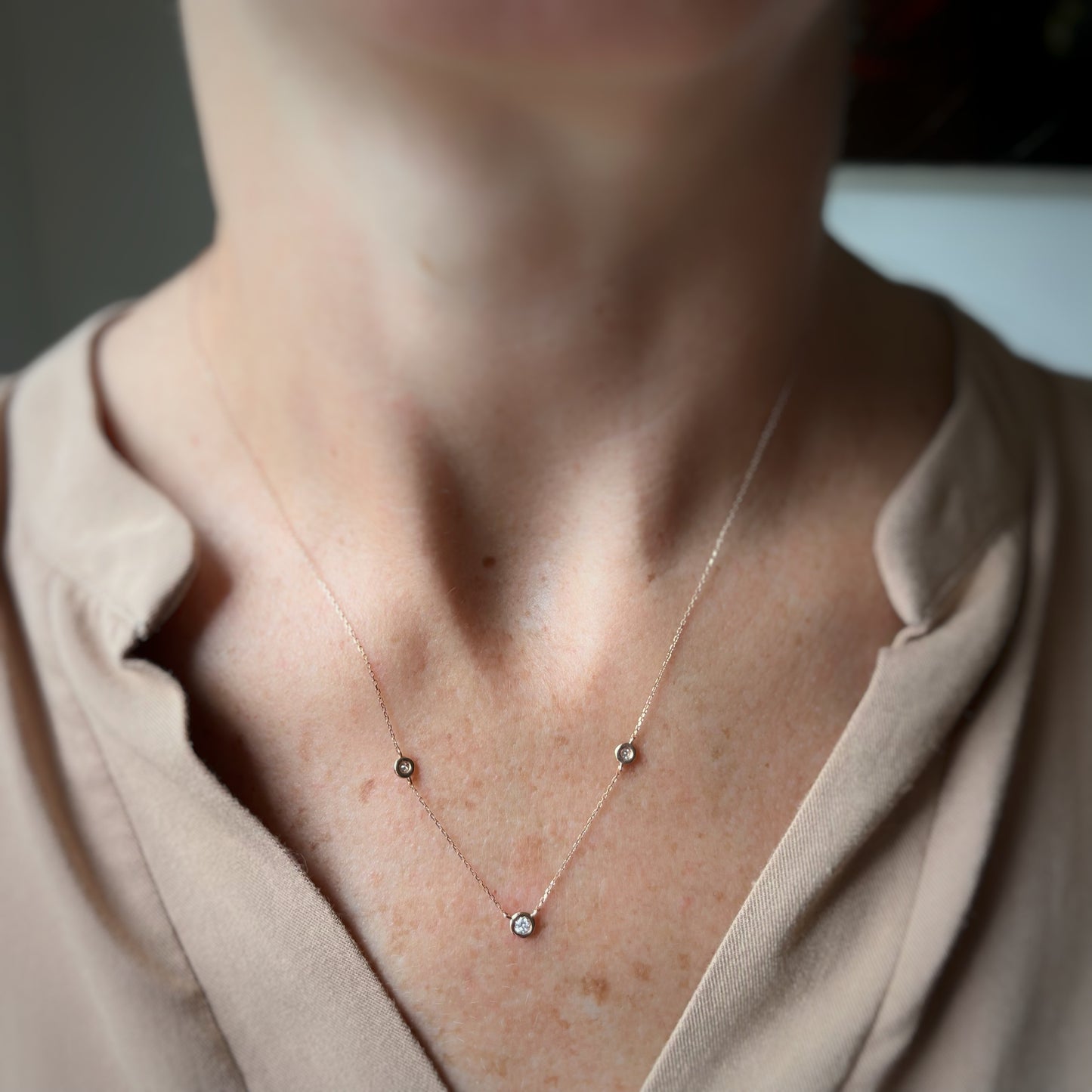 Collar en oro rosa 14k con tres diamantes biselados 0.10ctw