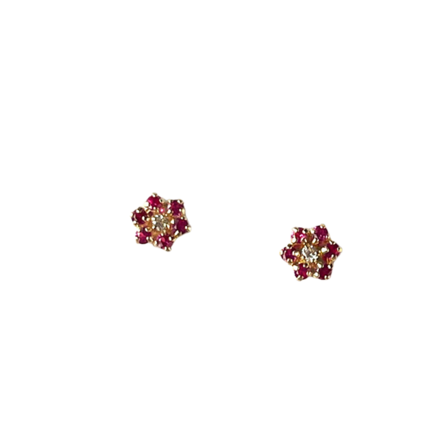Aretes en oro amarillo 14k con flor de circonitas fucsia de 6 petalos