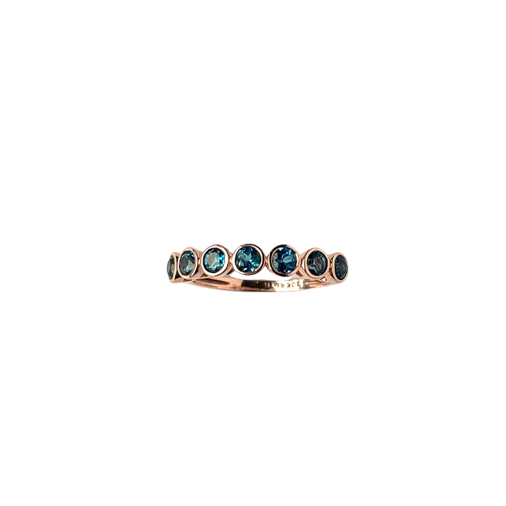 Anillo medio cintillo en oro rosa 10k con Topacio London Blue biselados