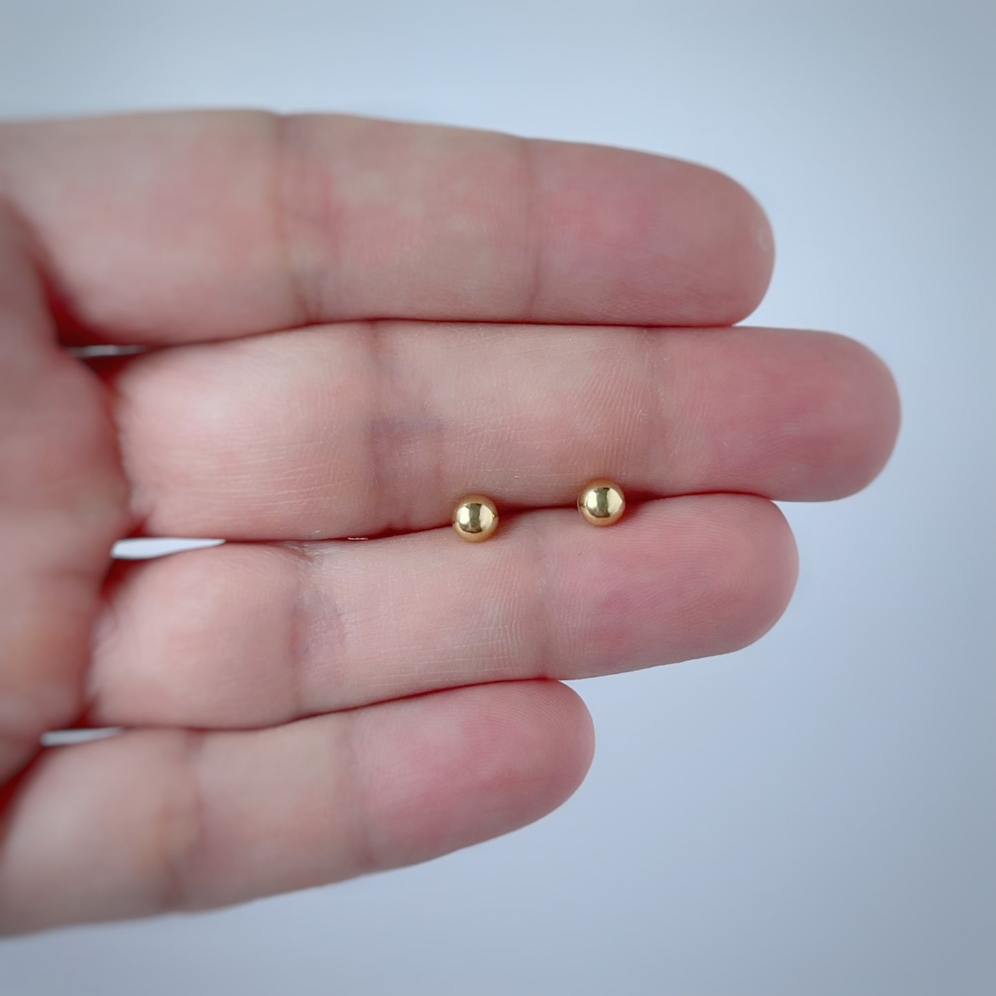 Aretes en oro amarillo 18k bolitas de 4mm con broche rosca