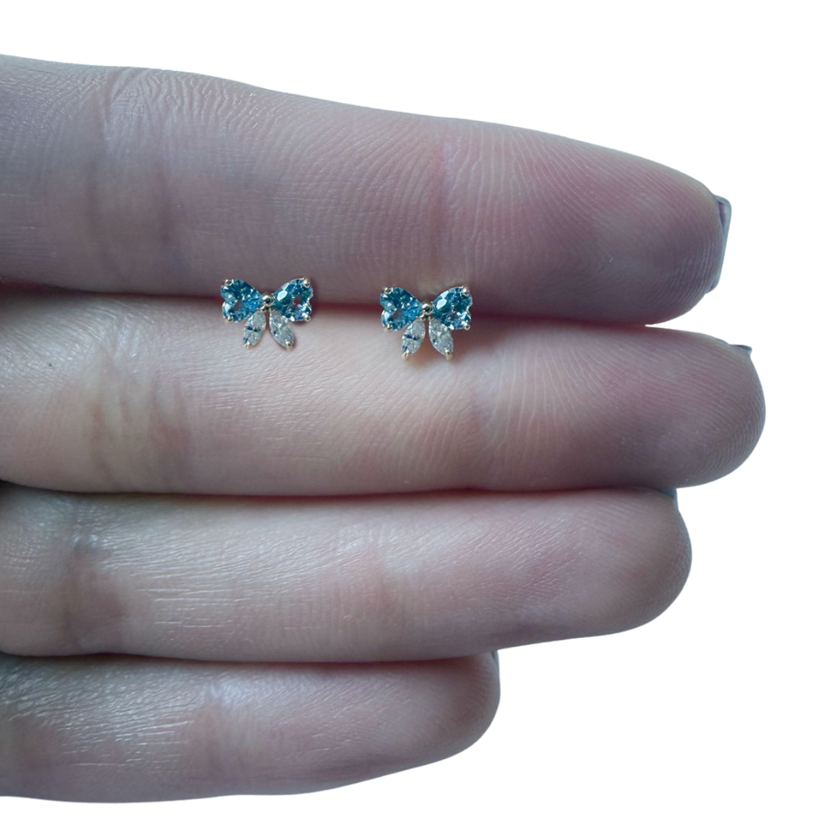 Aretes lazo con circonita celeste y blanca en oro amarillo 14K con tope rosca