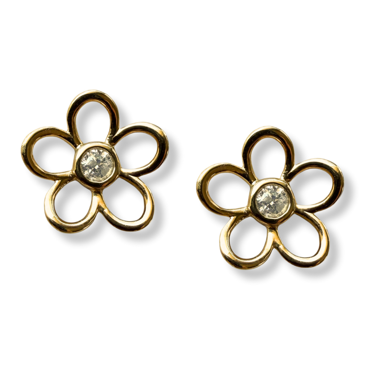 Aretes de flor delineada con diamante central 0.20ctw en plata con baño de oro