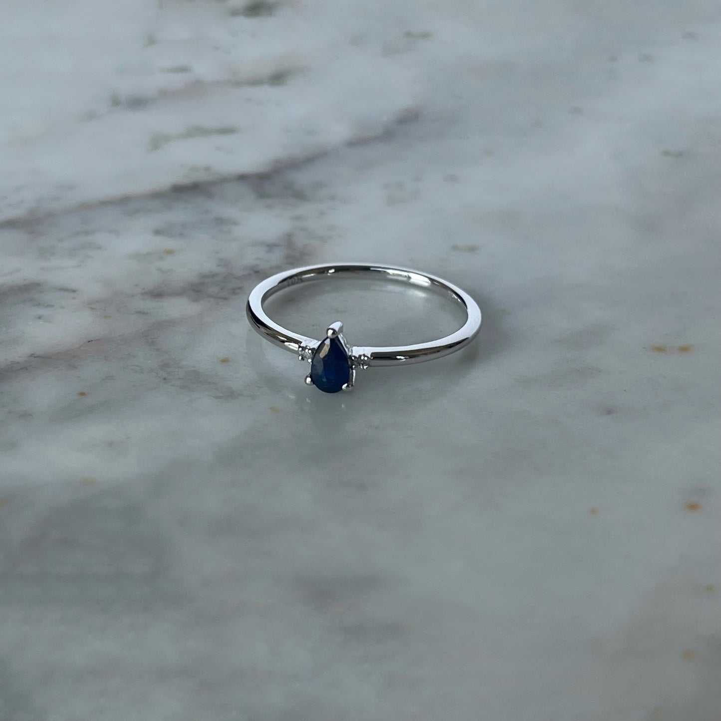 Anillo en oro blanco 10k con zafiro corte pera y diamantes