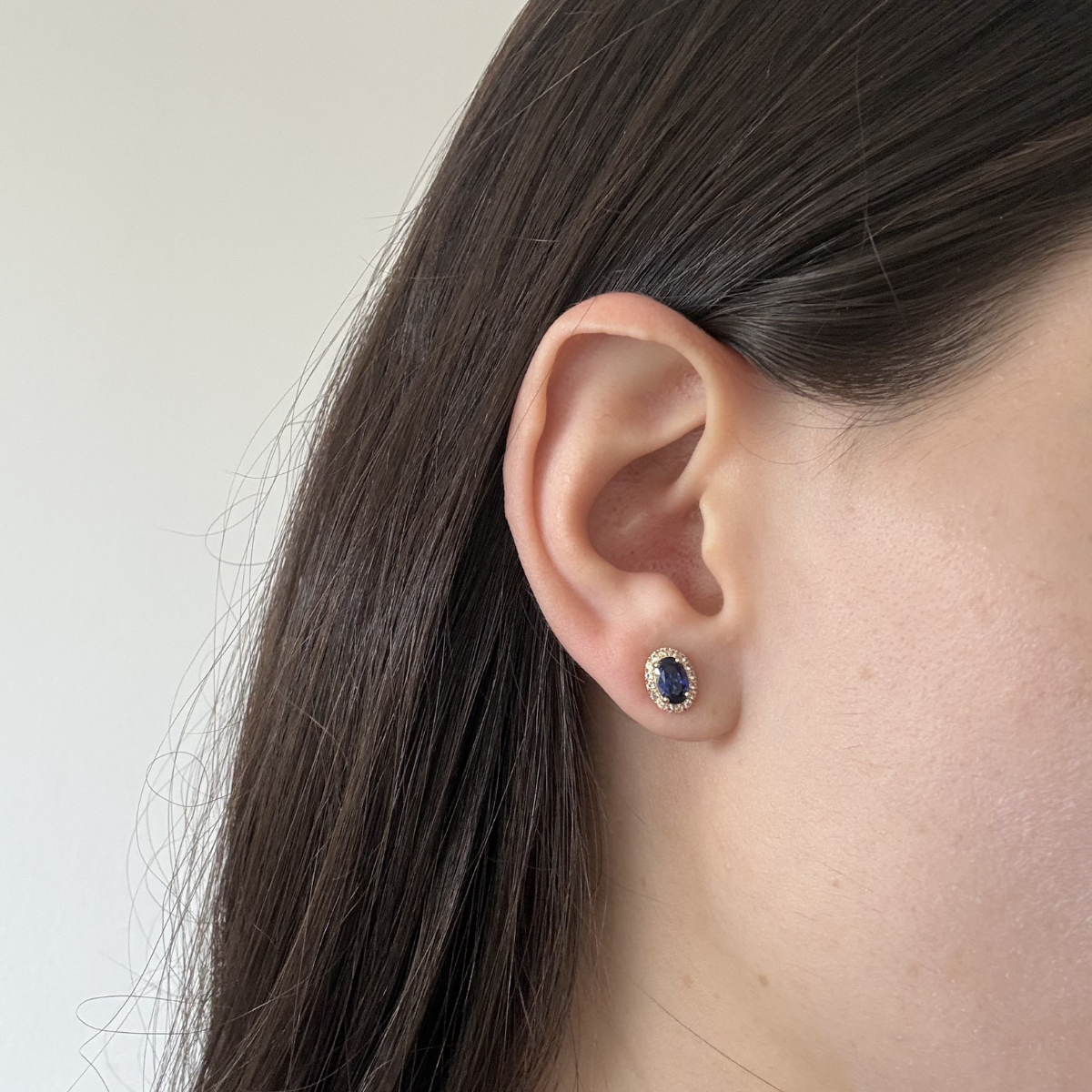 Aretes ovalados en oro amarillo 10K con zafiros azules y blancos de laboratorio