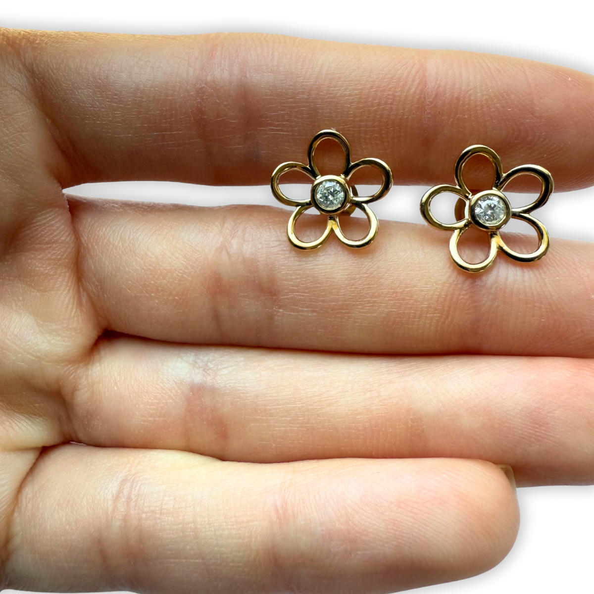 Aretes de flor delineada con diamante central 0.20ctw en plata con baño de oro