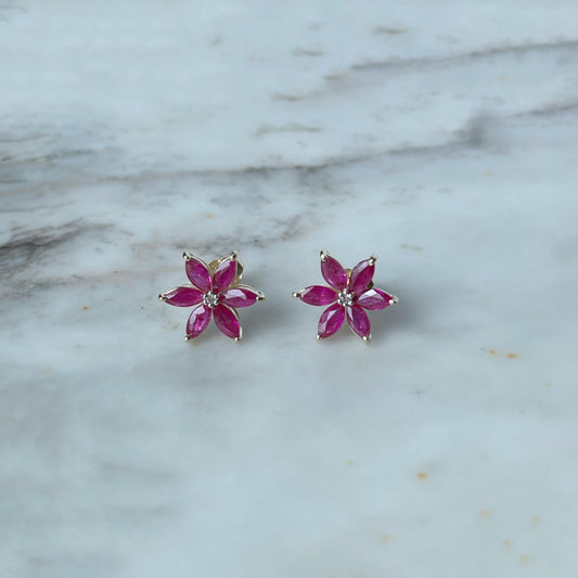 Aretes de flor de seis pétalos en oro amarillo 10K con rubíes y diamantes