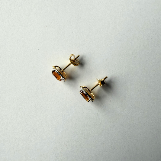 Aretes en oro amarillo 10K con citrino ovalado y halo de diamantes 0.09ctw