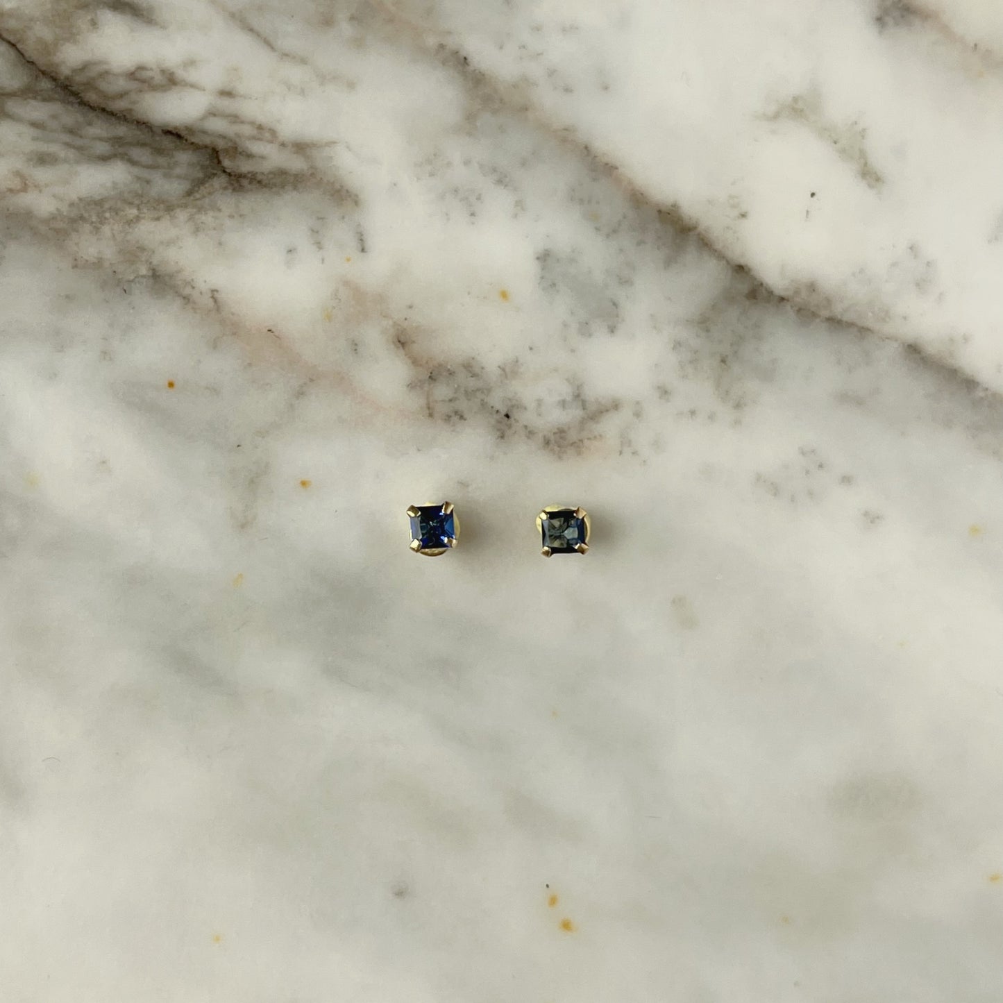 Aretes en oro amarillo 14k circones cuadrados de 3mm azul con broche rosca