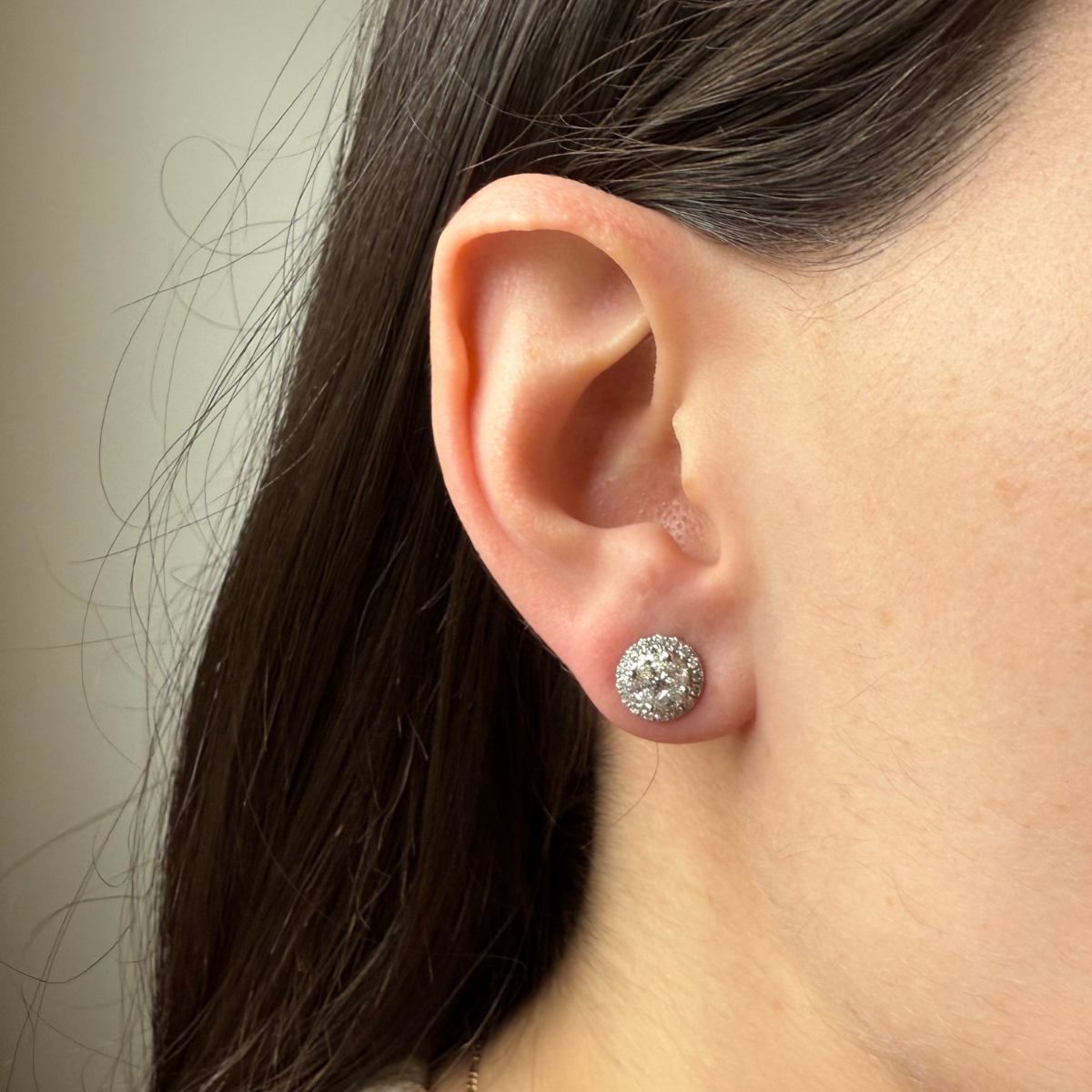 Aretes redondos en oro blanco 14K de diamantes 0.82ctw